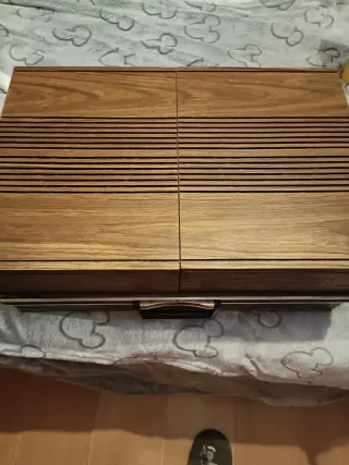 Tocadiscos antiguo con altavoces