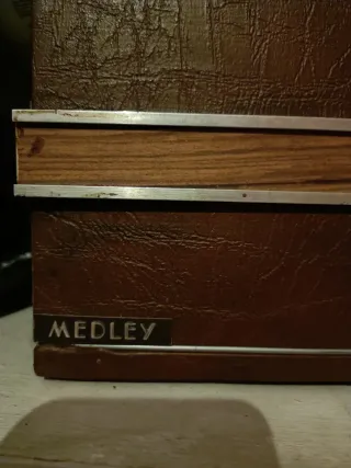 Tocadiscos antiguo con altavoces