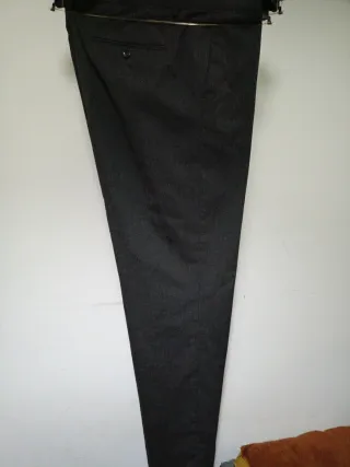 Traje de chaqueta y pantalón gris