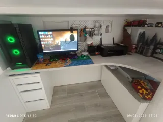 Litera con escritorio y estanterías