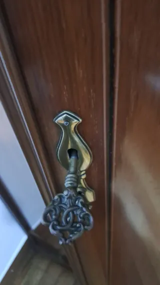 Armario antiguo con espejo