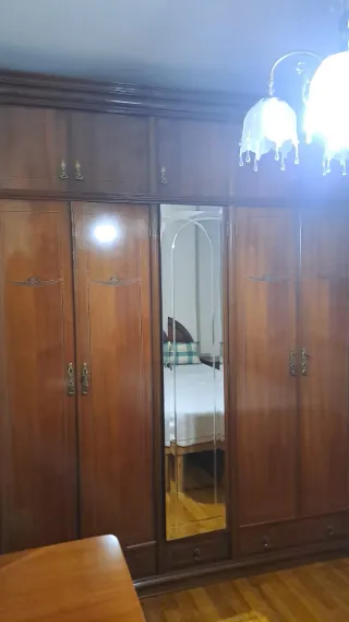 Armario antiguo con espejo