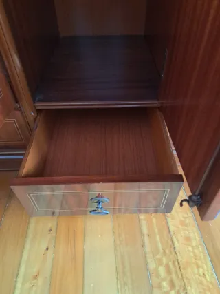 Armario antiguo con espejo