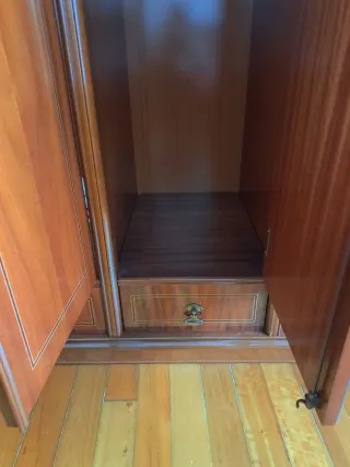 Armario antiguo con espejo