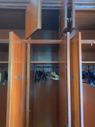 Armario antiguo con espejo