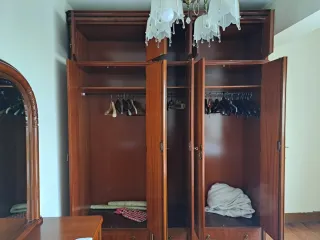 Armario antiguo con espejo