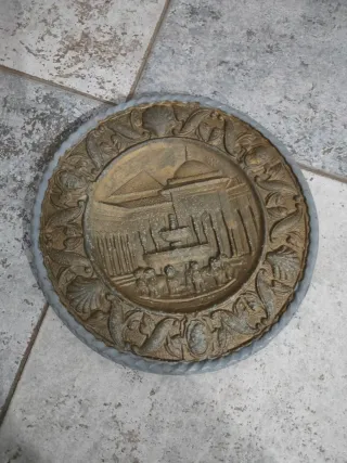 PLATO ANTIGUO DE METAL DECORATIVO