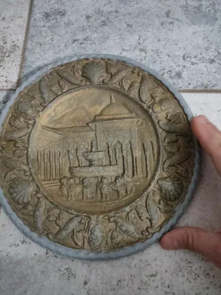 PLATO ANTIGUO DE METAL DECORATIVO