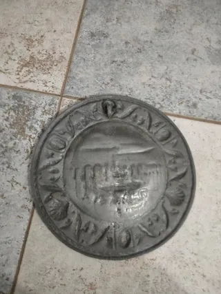 PLATO ANTIGUO DE METAL DECORATIVO