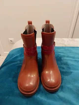 Botas de agua marrones con hebilla