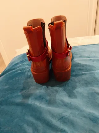 Botas de agua marrones con hebilla