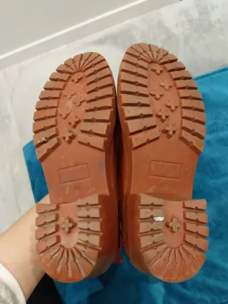 Botas de agua marrones con hebilla