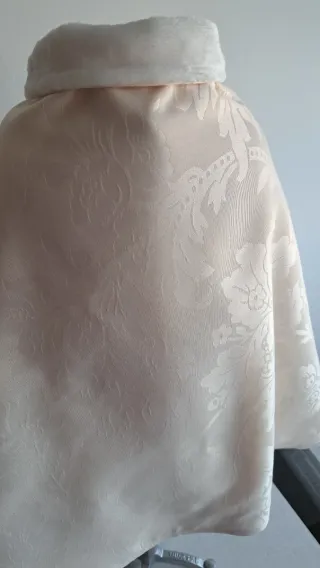 Mantella beige per neonati con fiocco