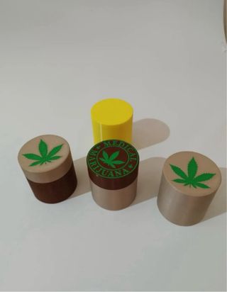 Contenedor para hierba con hoja verde