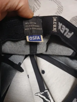 Gorras K rojas y negras