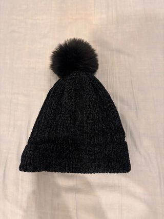 Gorro negro con pompón