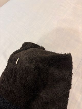 Gorro negro con pompón