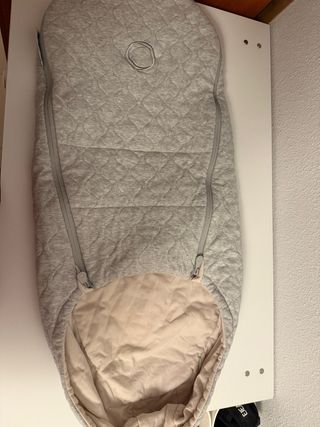 Saco Bugaboo recién nacido gris