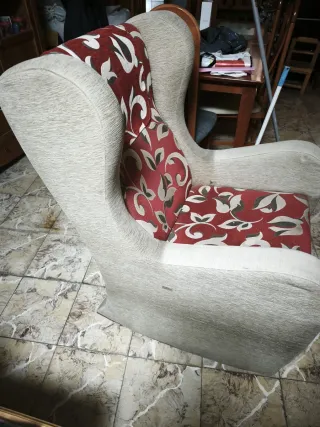 Sillón mecedora beige y rojo