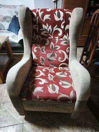 Sillón mecedora beige y rojo