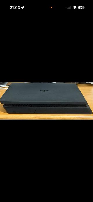 (PlayStation 4 slim) con 2 controller e gioco.