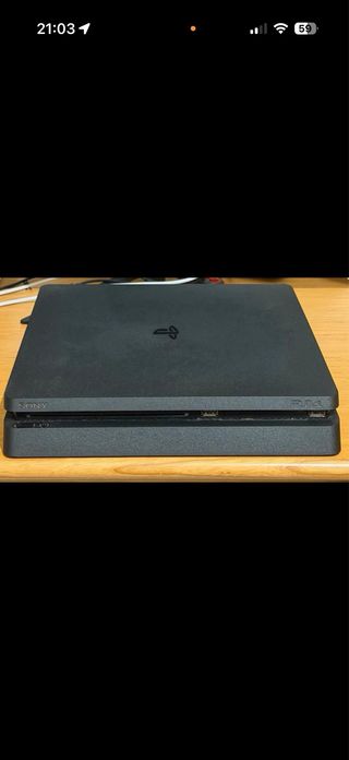 (PlayStation 4 slim) con 2 controller e gioco.