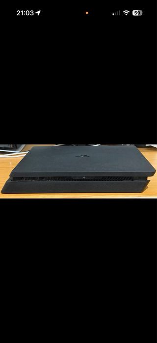 (PlayStation 4 slim) con 2 controller e gioco.