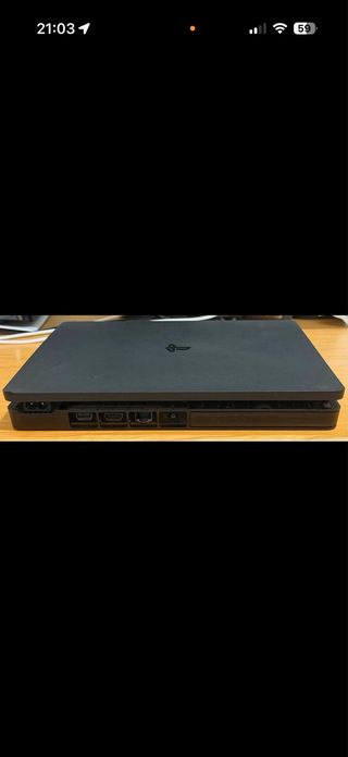 (PlayStation 4 slim) con 2 controller e gioco.