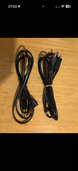 (PlayStation 4 slim) con 2 controller e gioco.