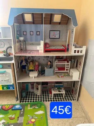 Casa delle bambole con mobili