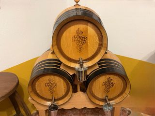 Barril de vino de madera con grifo
