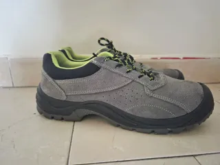 Scarpe da lavoro grigie e verdi