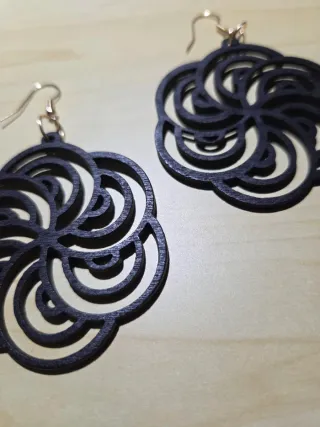 Pendientes negros madera troquelada hélice floral
