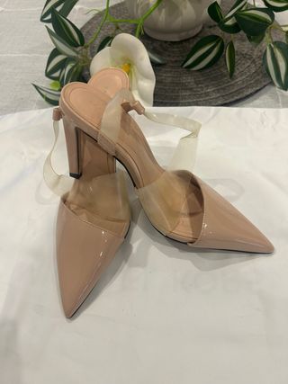 Zapatos de tacón beige con tiras transparentes