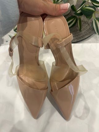 Zapatos de tacón beige con tiras transparentes