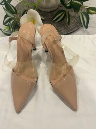 Zapatos de tacón beige con tiras transparentes