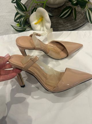 Zapatos de tacón beige con tiras transparentes