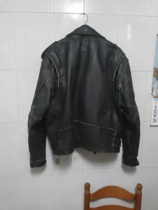 Cazadora TALLA:50 AÑOS: 80 Material: CUERO