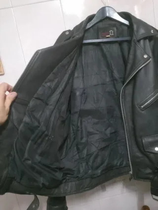 Cazadora TALLA:50 AÑOS: 80 Material: CUERO