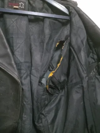 Cazadora TALLA:50 AÑOS: 80 Material: CUERO