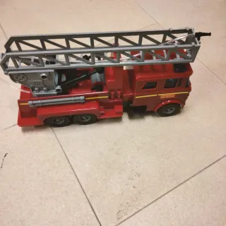 Camion dei pompieri con scala