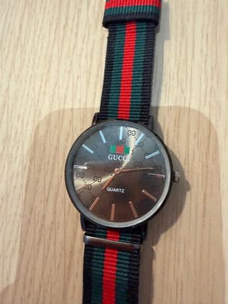 Orologio Gucci con cinturino a righe a quarzo