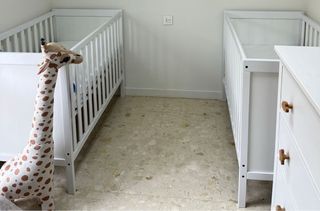 Cuna de madera blanca