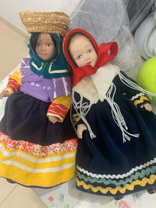 Bambole di porcellana vestite