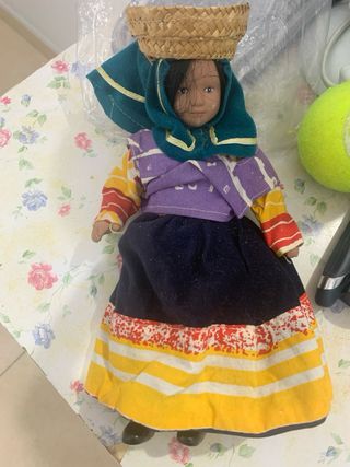 Bambole di porcellana vestite