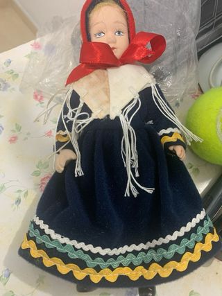 Bambole di porcellana vestite