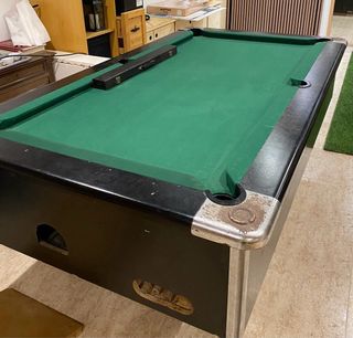Mesa de billar verde con base de pizarra