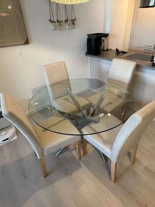 Tavolo da Pranzo in Cristallo con Gambe in Acciaio