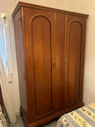 Armario de madera clásico