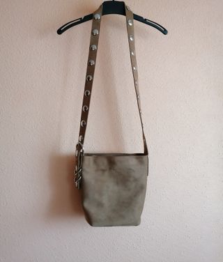 Bolso bandolera con tachuelas